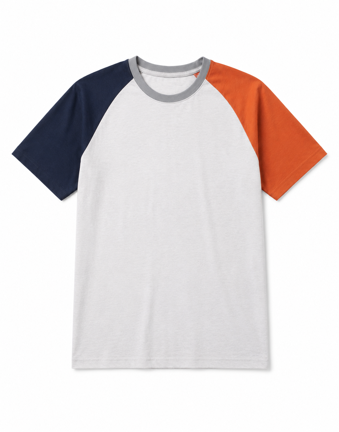 Kaos raglan putih dengan lengan biru navy dan oranye